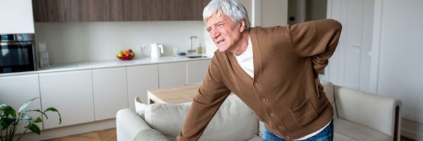 Oudere man met rugklachten