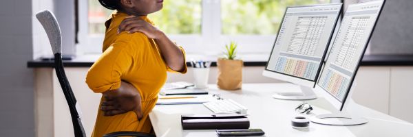 Iemand die zijn houding moet verbeteren in verband met rugpijn