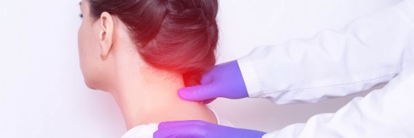 Je ziet een vrouw die last heeft van stenose in de nek waardoor ze naar de dokter gaat om het probleem op te lossen.