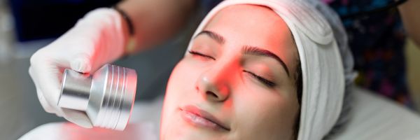 Iemand die infrarood therapie krijgt waardoor ze beter herstelt