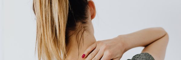 Een vrouw met een vastzittende nek