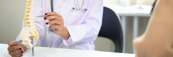 Dokter die laat zien wat rugpijn is en hoe je het kan oplossen