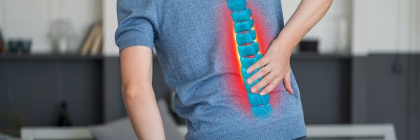 man met hernia die een rugbrace kan gebruiken