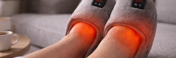 Iemand met infrarood pantoffels aan in verband met oedeem in de voeten en pijn in de voeten
