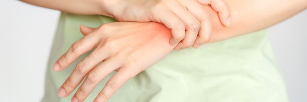 Iemand met artrose in de handen die door middel van rechte-rug infrarood handschoenen geen last meer heeft